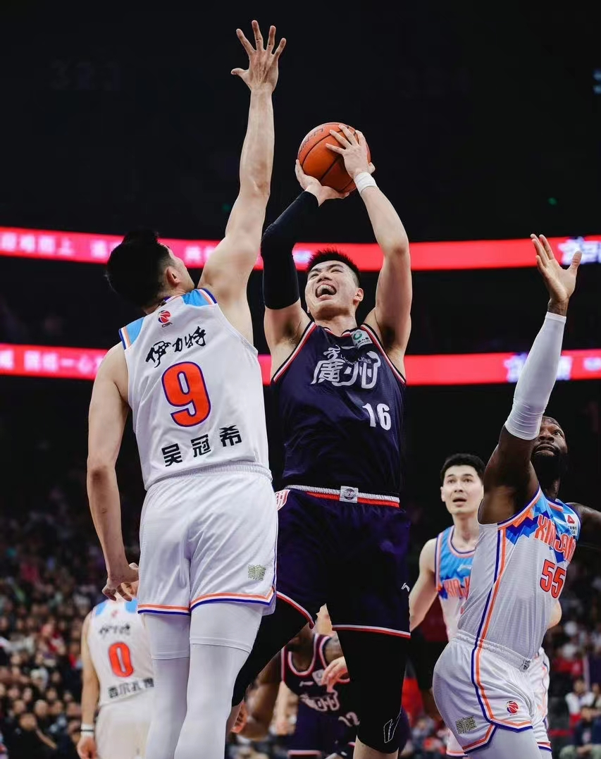 包含赛前广州队备战CBA常规赛，止住颓势细节曝光，话题不断，医务组通报恢复的词条