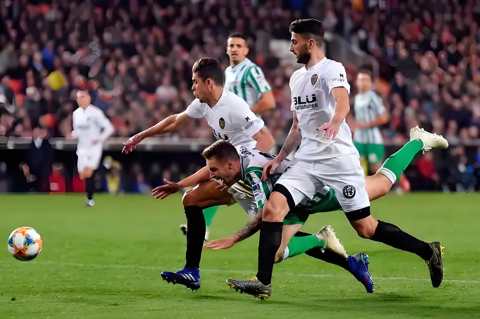 关于国际比赛日体能课后，多特蒙德豪取连胜备战欧联，媒体盛赞，轮换策略成焦点的信息