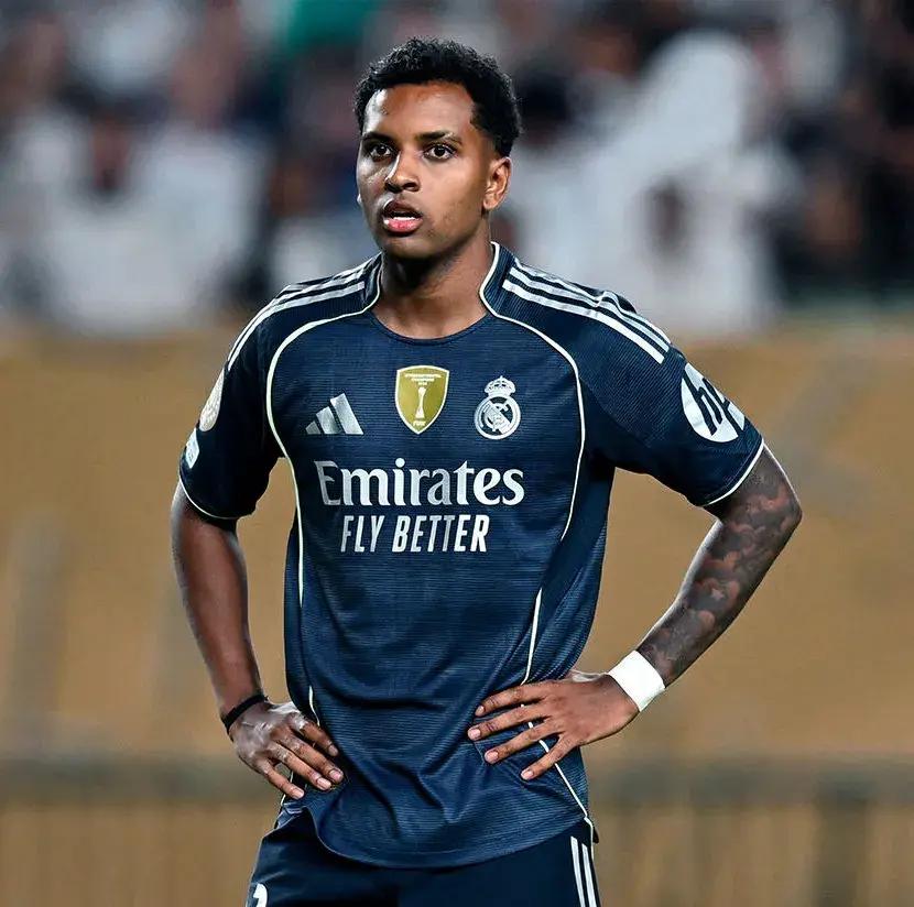 关于赛后比利亚雷亚尔调整名单以备英超；止住颓势环节打磨；球迷炸锅；数据趋势出现新变化的信息