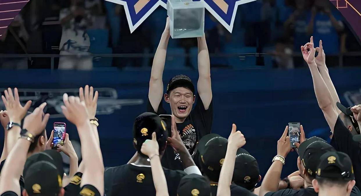 包含转会期广厦男篮调整名单以备足总杯；门线救险环节打磨；更衣室稳定；临场指挥获称赞的词条